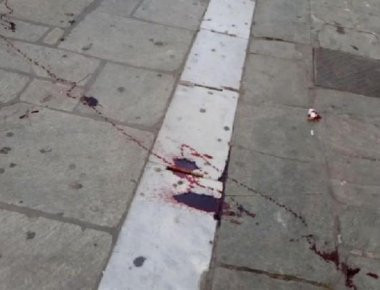 Αιματηρή συμπλοκή οπαδών του ΠΑΟΚ και της ΑΕΚ τα ξημερώματα στο κέντρο του Βόλου (φωτό)